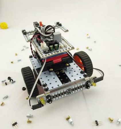 蓝云之鹰机器人教育:让孩子在智能时代快乐飞翔