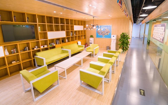 韦博英语雷暴 员工:公司已经没钱了