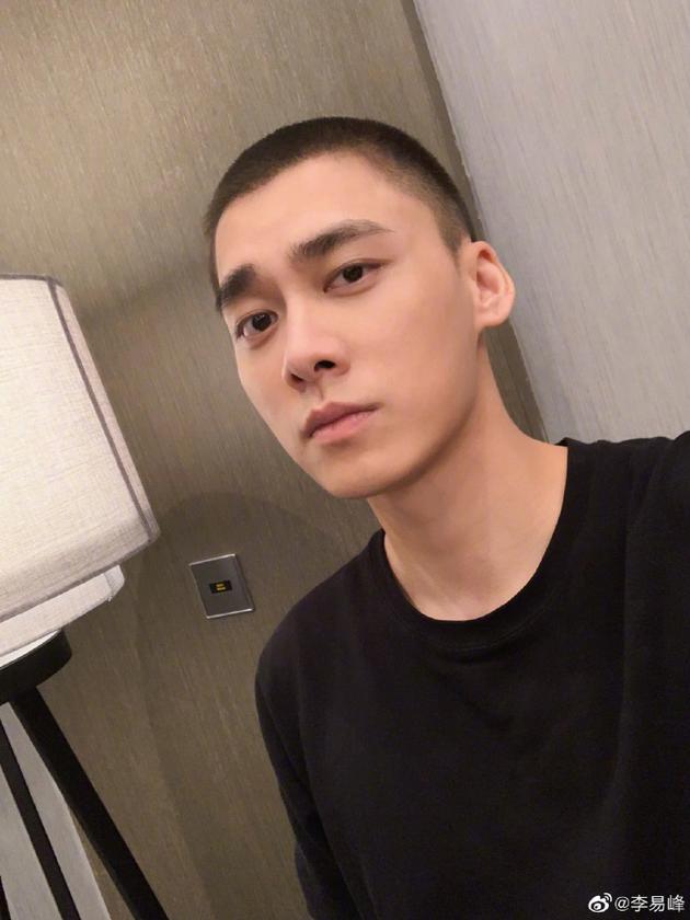李易峰晒寸头造型 从“草草”剃头后变成“早早”