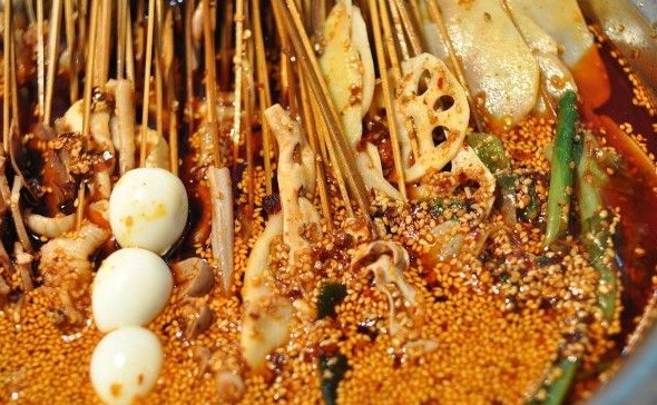 七角小串:数十种中草药秘制 十几块就能吃到心满意足