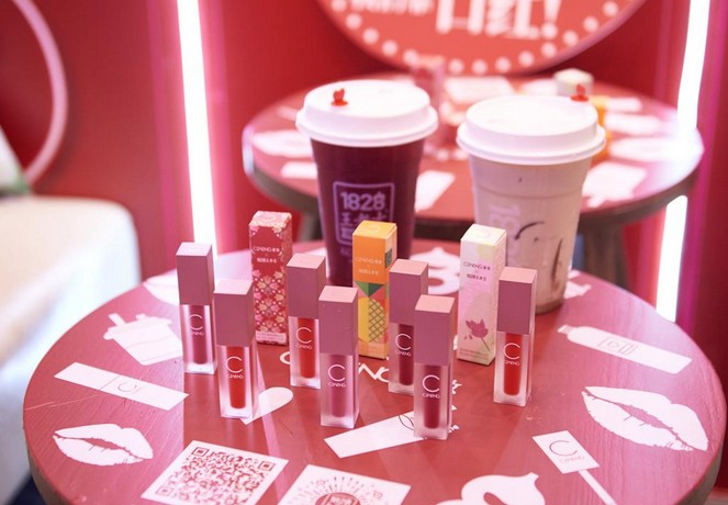 1828王老吉联名瓷妆卖唇釉 洛神玫瑰山楂蜜涂上嘴美爆了!