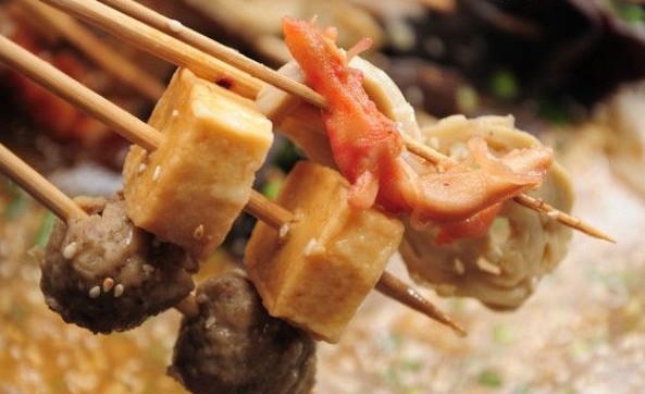 七角小串:数十种中草药秘制 十几块就能吃到心满意足