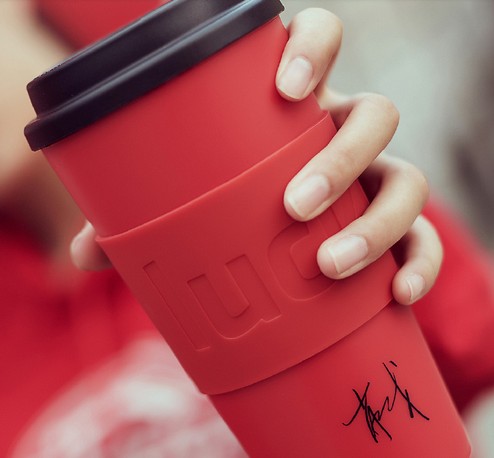 还会补货吗?瑞幸小赞杯遭粉丝疯狂哄抢 3分钟售罄