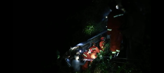 乐山货车翻下山坡 被困驾驶员暂无生命危险