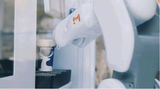 又多一个网红打卡地!瑞幸咖啡致敬NASA主题店来了