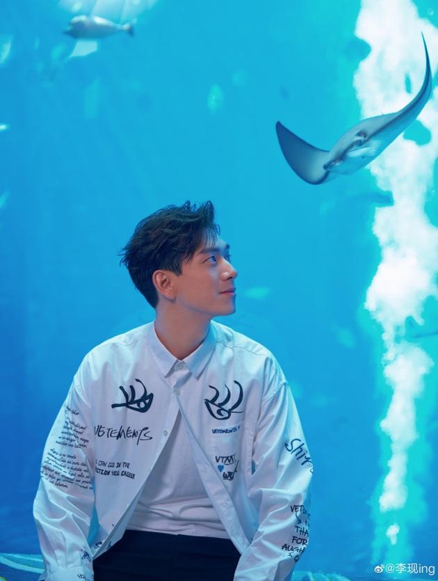 李现海洋馆被鱼亲 看来是被李现帅气的侧颜迷倒了