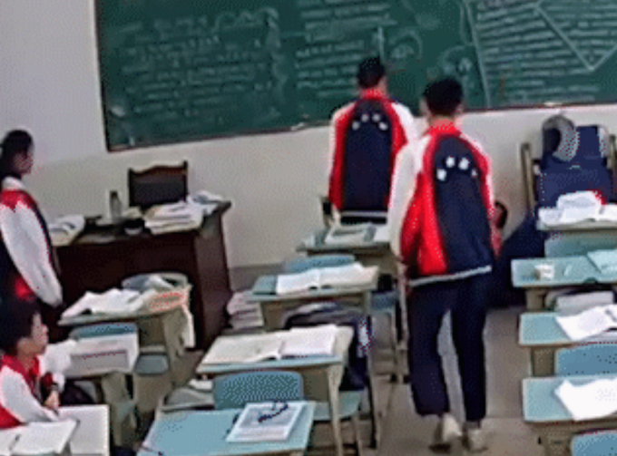 学生持砖打老师被拘 校园何来如此暴戾之气?