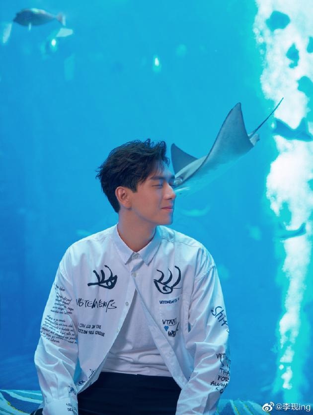 李现海洋馆被鱼亲 看来是被李现帅气的侧颜迷倒了