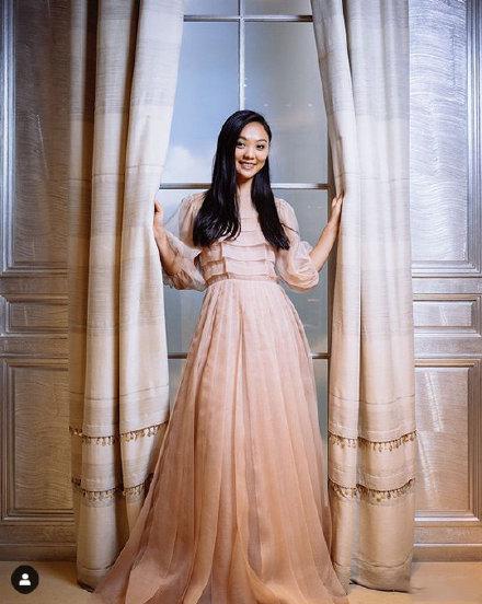 李连杰女儿参加舞会 长发披肩笑容灿烂