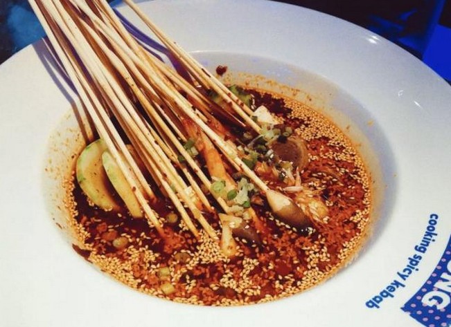 怂现煮串串:这里的串串不仅好吃还会蹦迪