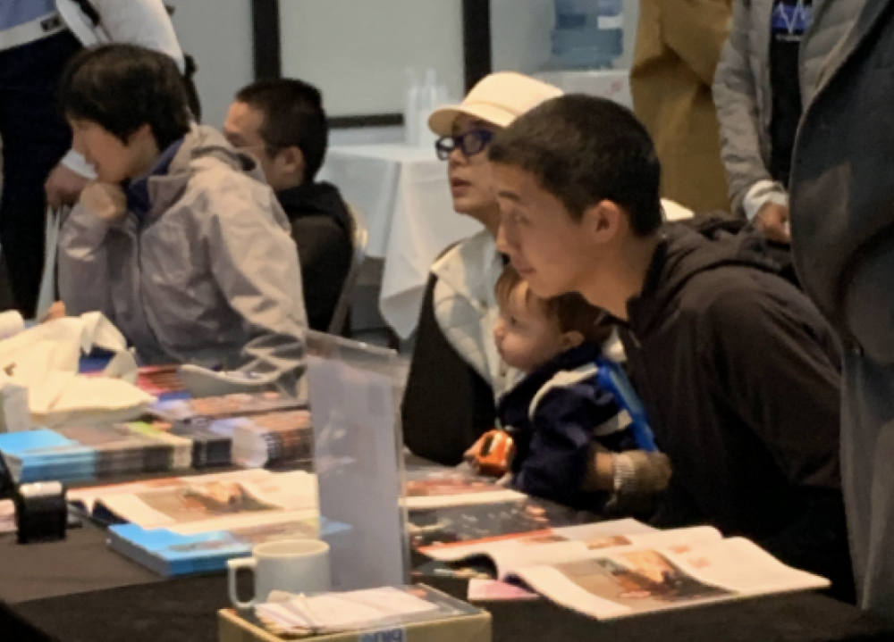 蒋雯丽母子罕见同框 网友感慨顾长卫基因太强大了