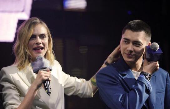 李易峰被卡拉摸头 难得一见的寸头当然要摸了