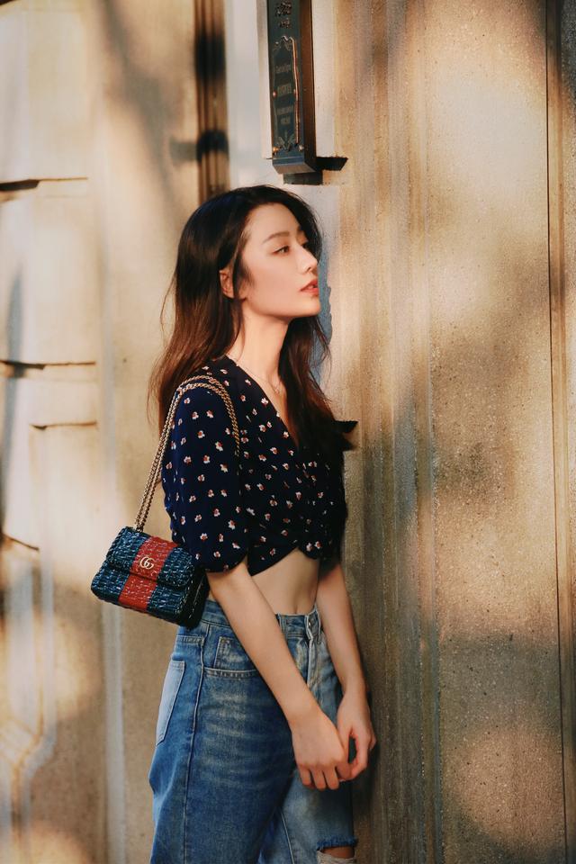 龙政璇最新气质街拍 展现独特优雅魅力