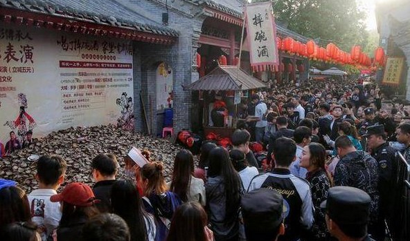 当初火爆抖音的摔碗酒现在怎么样了?