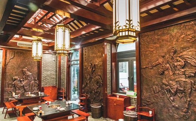 坐在文物古迹对面烫火锅 镇三关老火锅给你不一样的体验