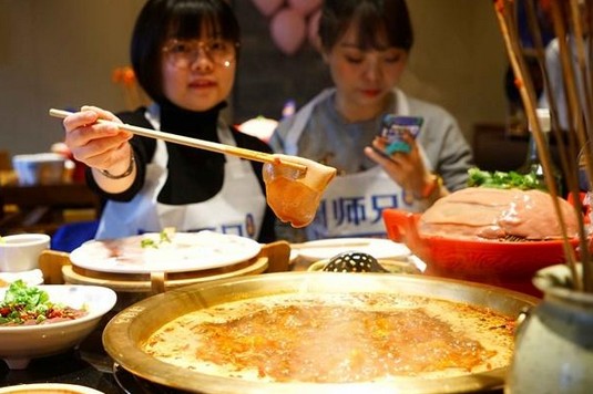 周师兄大刀腰片火锅 这家疯狂排队的火锅店有何过人之处?