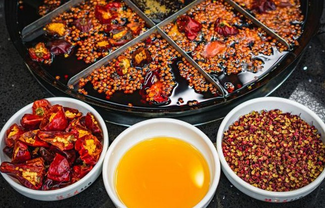 坐在文物古迹对面烫火锅 镇三关老火锅给你不一样的体验