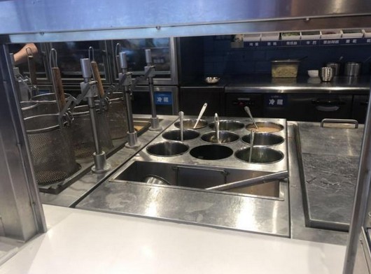 怂现煮串串:这里的串串不仅好吃还会蹦迪