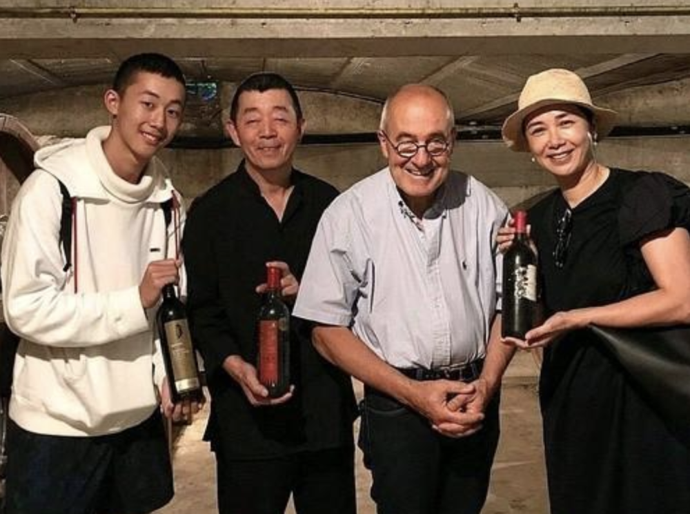 蒋雯丽母子罕见同框 网友感慨顾长卫基因太强大了