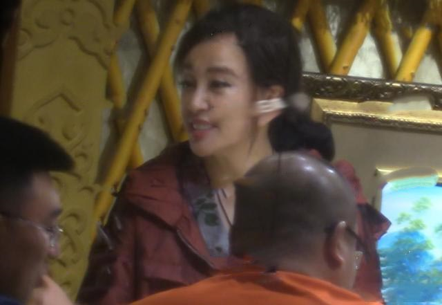 67岁刘晓庆深夜会友 丝毫看不出已有67岁