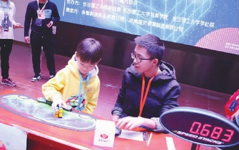 七歲男孩破魔方記錄 只用了0.683秒