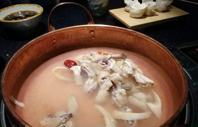 椰语江南海南椰子鸡 天然养生的美味如何吸引人?