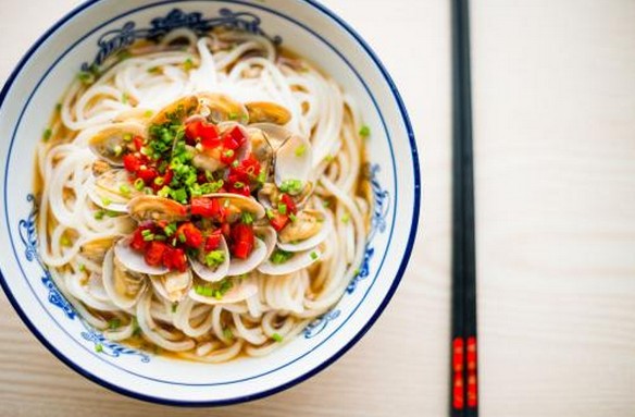 馋嘴花甲米线:好吃不贵利润高 加盟想不赚都难