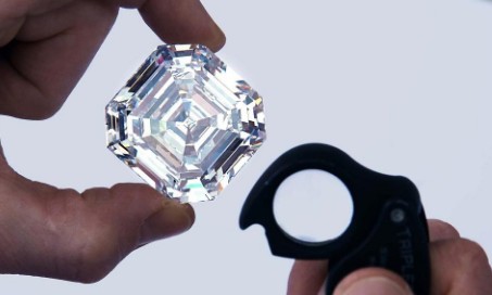 爱莎米亚MPCVD设备用来制造单晶金刚石 价格仅为天然同品级钻石的1/5