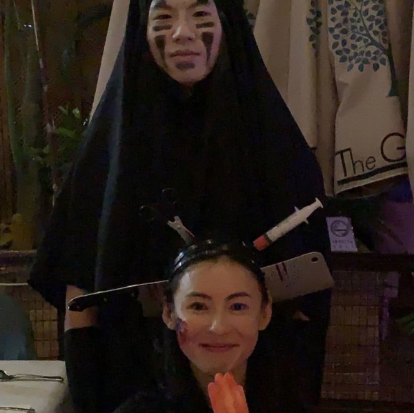 张柏芝晒万圣节装扮 与儿子一起打造头“插”菜刀造型