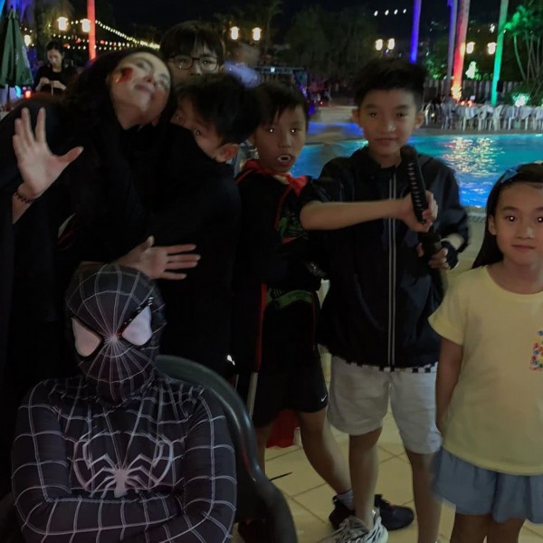 张柏芝晒万圣节装扮 与儿子一起打造头“插”菜刀造型