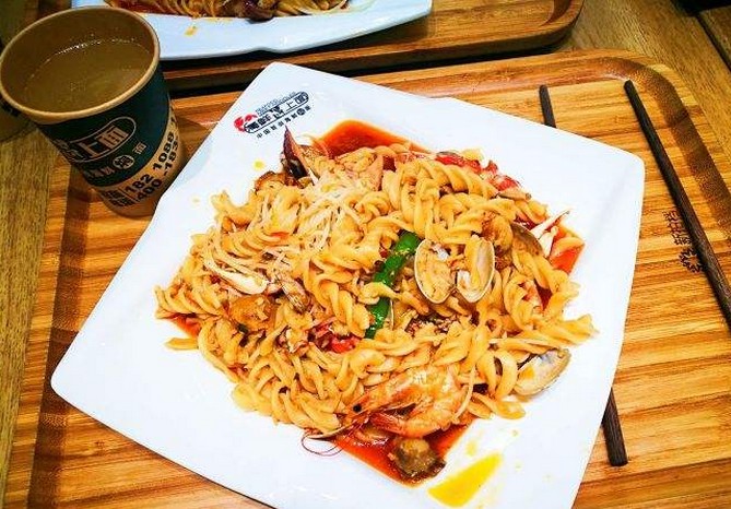 海鲜遇上面:一份海鲜焖面让无数人折服