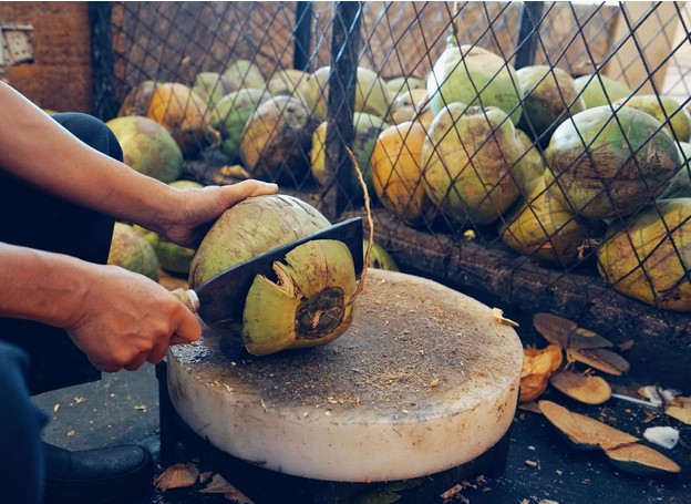 天然食材的美味、三亚风情的热浪 都在这只嗲嗲的椰子鸡!