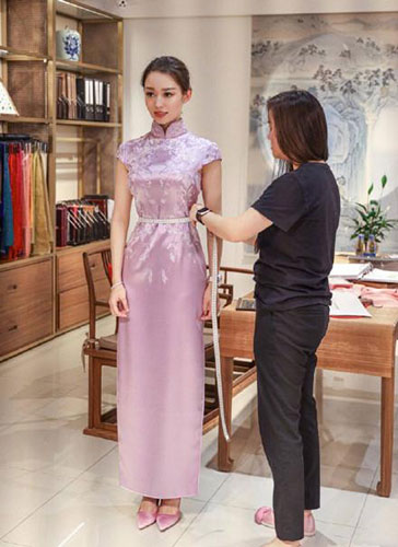 郎朗妻子试穿旗袍 这身材真是绝了