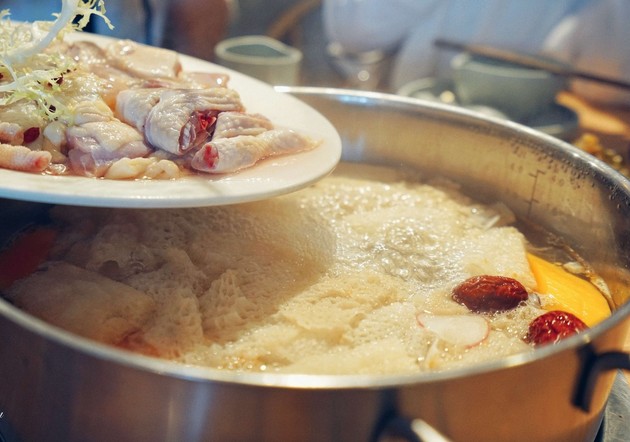 天然食材的美味、三亚风情的热浪 都在这只嗲嗲的椰子鸡!