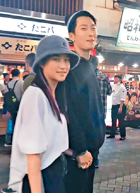 窦骁陪何超莲返港 两人十指紧扣被拍到