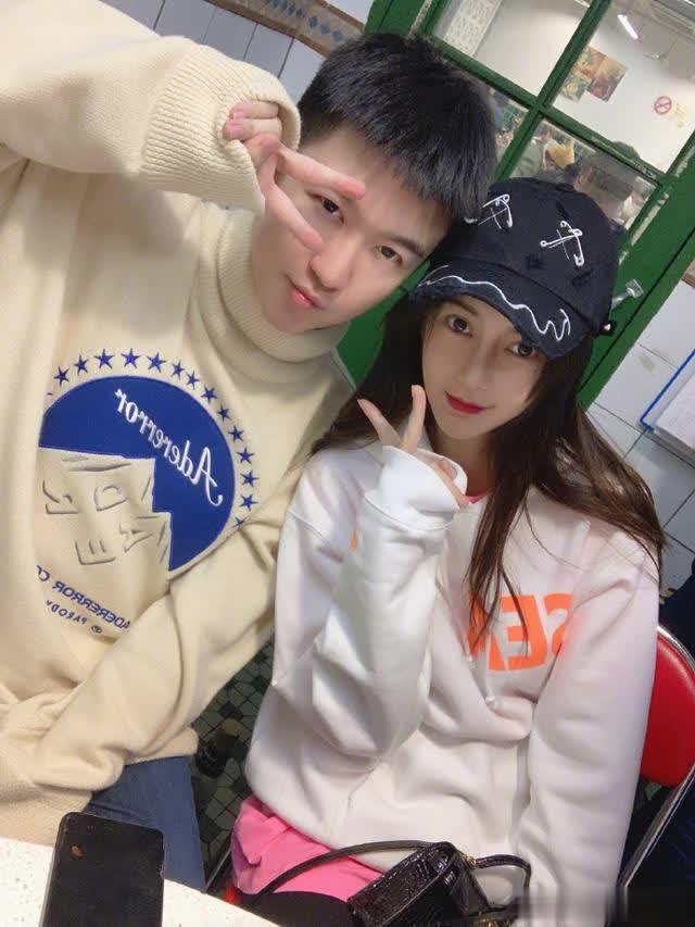 怎么样自拍两人合照 aa3f57c07449c5638420d3aa2a4fcc0a.jpeg?_=1572849308200