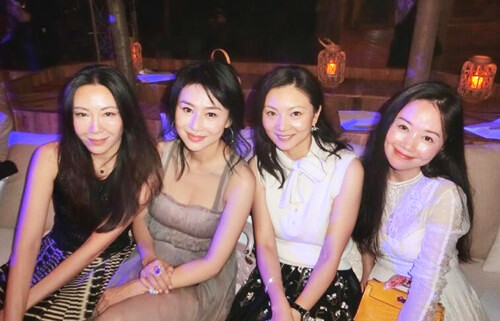 张艺谋娇妻近照曝光 端庄优雅气质好