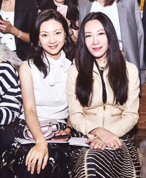 张艺谋娇妻近照曝光 端庄优雅气质好