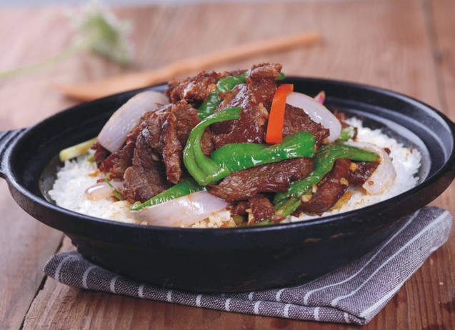 煲仔饭有功夫 功夫煲仔饭闷蒸保留好味道