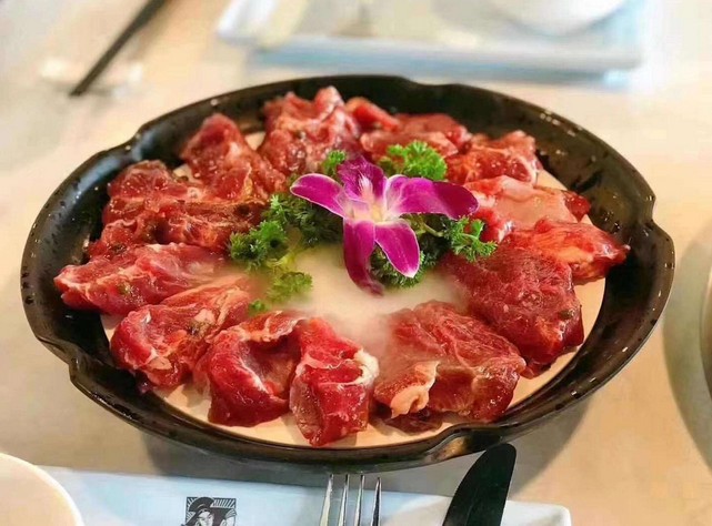 结合中式火锅与西式餐法 腩潮鲜：大块吃肉才过瘾！