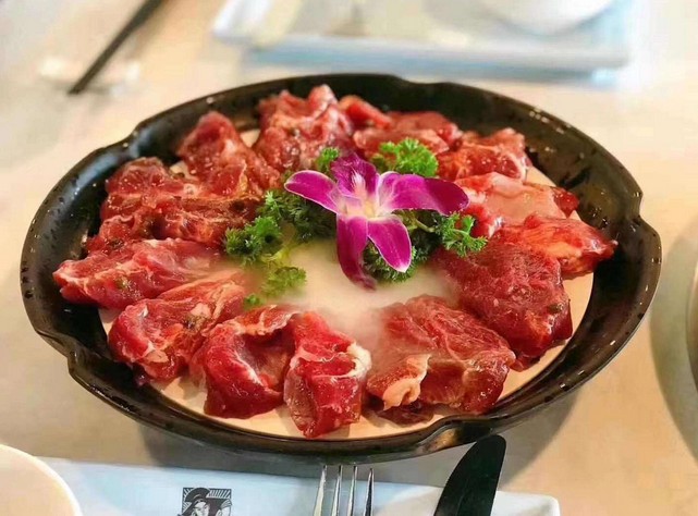 结合中式火锅与西式餐法 腩潮鲜:大块吃肉才过瘾!