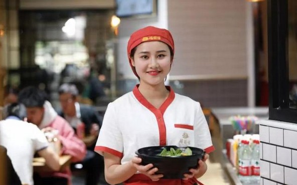 杨国福麻辣烫番茄汤底获好评 餐饮竞争回归食材