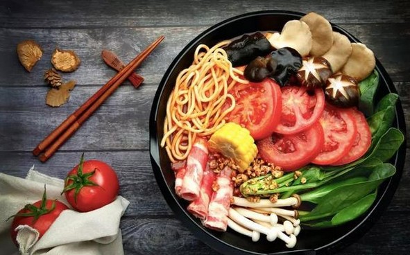 杨国福麻辣烫番茄汤底获好评 餐饮竞争回归食材