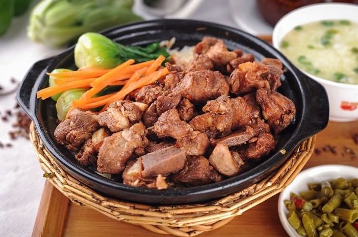 煲仔饭有功夫 功夫煲仔饭闷蒸保留好味道