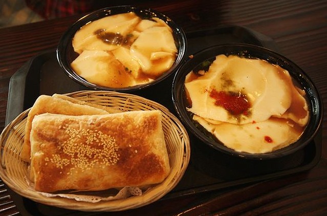 洁白如玉 细嫩如脂 味为先豆腐脑延续传统中式小吃