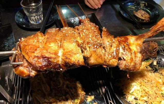 大汗碳烤羊腿:整根羊腿直接上桌 现烤现吃才是真滋味!