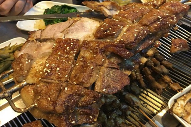 大汗碳烤羊腿:整根羊腿直接上桌 现烤现吃才是真滋味!