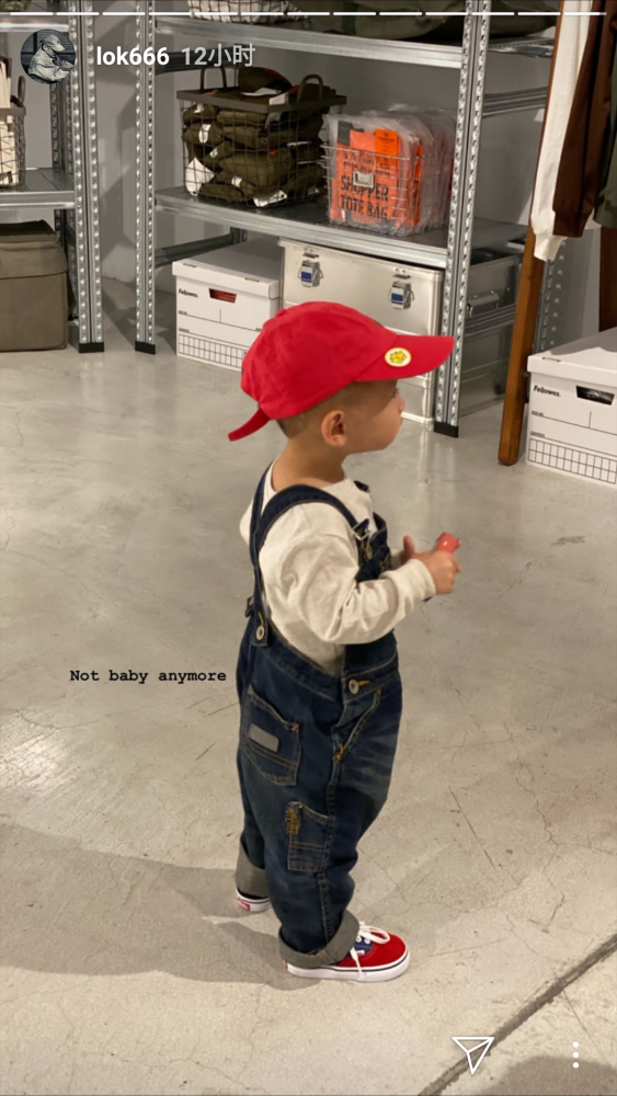 余文乐携妻儿逛街 Cody穿背带裤十分乖巧