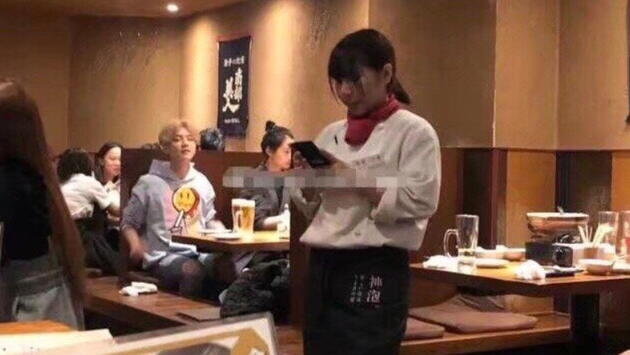 鹿晗关晓彤日本约会 两人为避嫌一前一后分开走