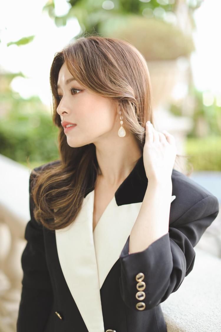 文咏珊佩戴宝诗龙珠宝亮相《黎明勋章》电影首映礼